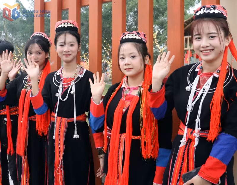 Thiếu nữ Dao Thanh Y rạng rỡ trong ngày hội làng Bằng Cả (xã Quảng La).&nbsp;Ảnh: Tạ Quân