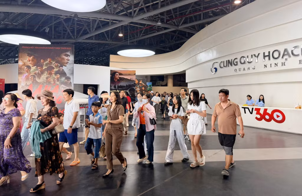 Khán giả ra về sau khi xem phim tại tuần chiếu phim đặc biệt.