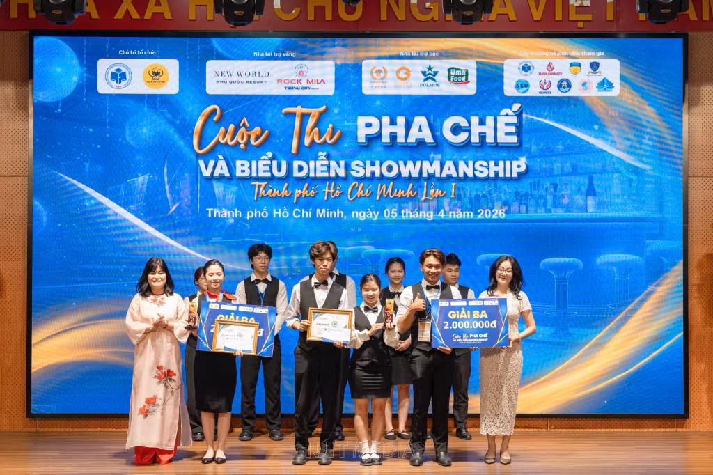 Ban Tổ chức trao chứng nhận giải cho các thí sinh tham gia cuộc thi. Ảnh: BTC.