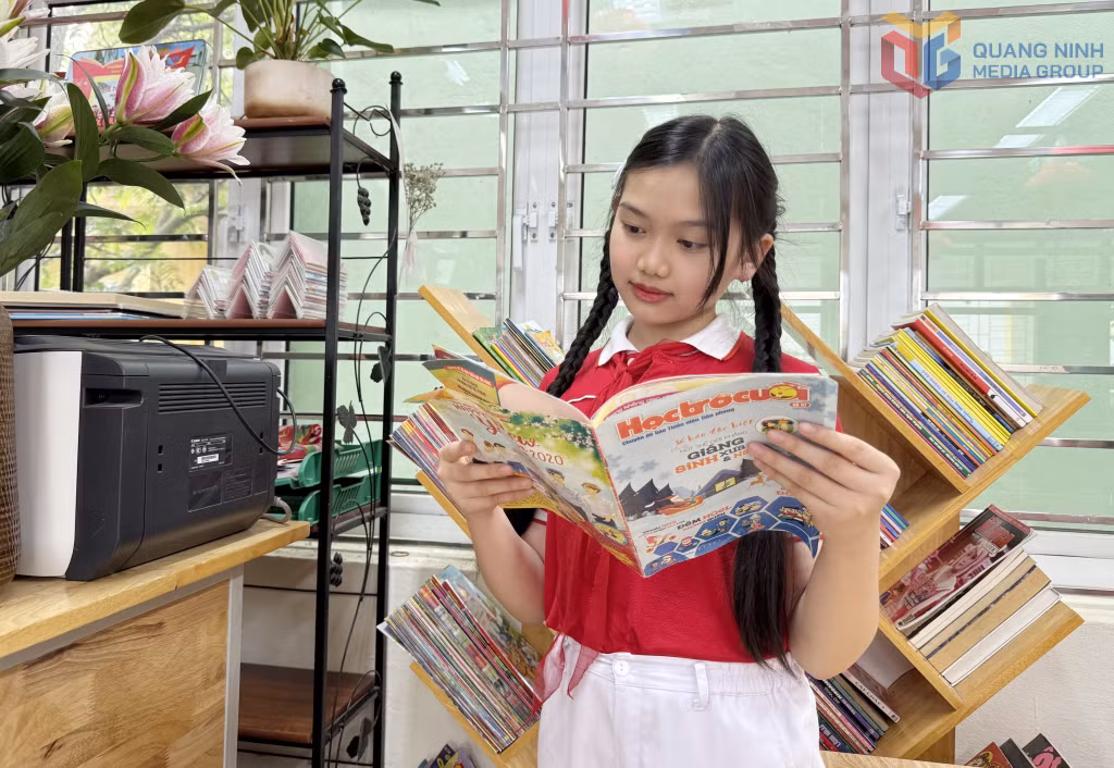 Đào Minh Phương, học sinh lớp 5A2, Trường Tiểu học Hồng Gai (phường Hồng Gai) thường xuyên đọc truyện, sách, báo tại tủ sách của lớp.