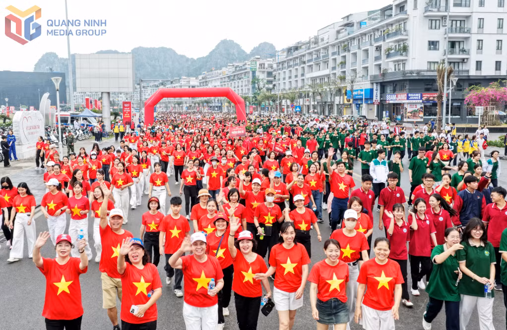 Người dân tham gia sự kiện Ngày chạy Olympic “Vì sức khỏe toàn dân - Vì an ninh Tổ quốc” năm 2026 tại Quảng trường 30/10 (phường Hạ Long). Ảnh: Tạ Quân
