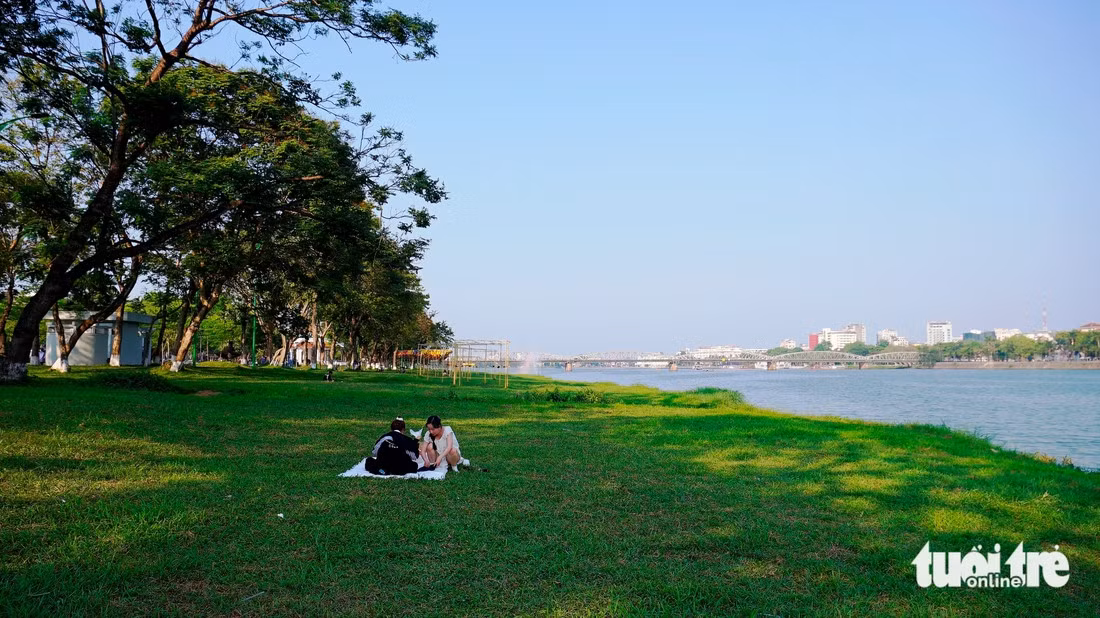 Bãi cỏ xanh ven bờ bắc sông Hương là nơi được người dân, du khách chọn nghỉ chân để tận hưởng không khí trong lành, tươi xanh khi đến Huế.