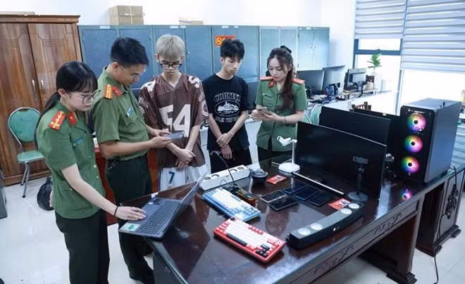 Hai thanh niên 19 tuổi lập website giả, lừa đảo tiền tỉ trên không gian mạng. Ảnh: Công an tỉnh Lạng Sơn