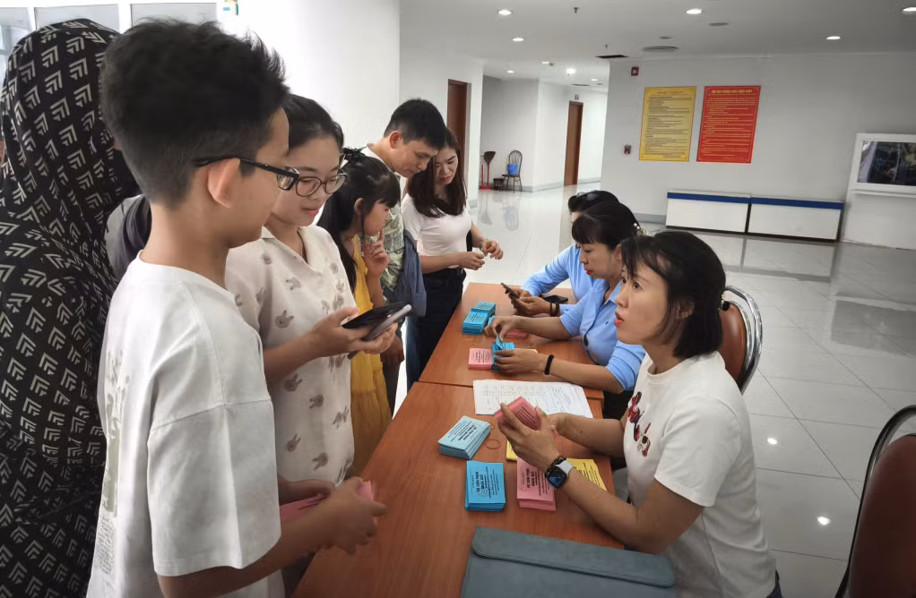 Người dân nhận vé xem phim miễn phí.