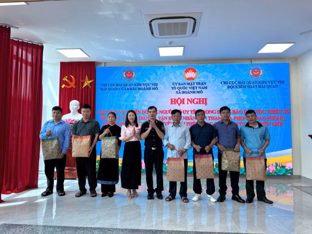 Hải quan cửa khẩu Hoành Mô biểu dương và tặng quà cho 20 cá nhân là người có uy tín trong đồng bào dân tộc thiểu số tại địa phương với những đóng góp tích cực trong tuyên truyền, vận động Nhân dân tham gia phong trào phòng, chống buôn lậu tại cơ sở.