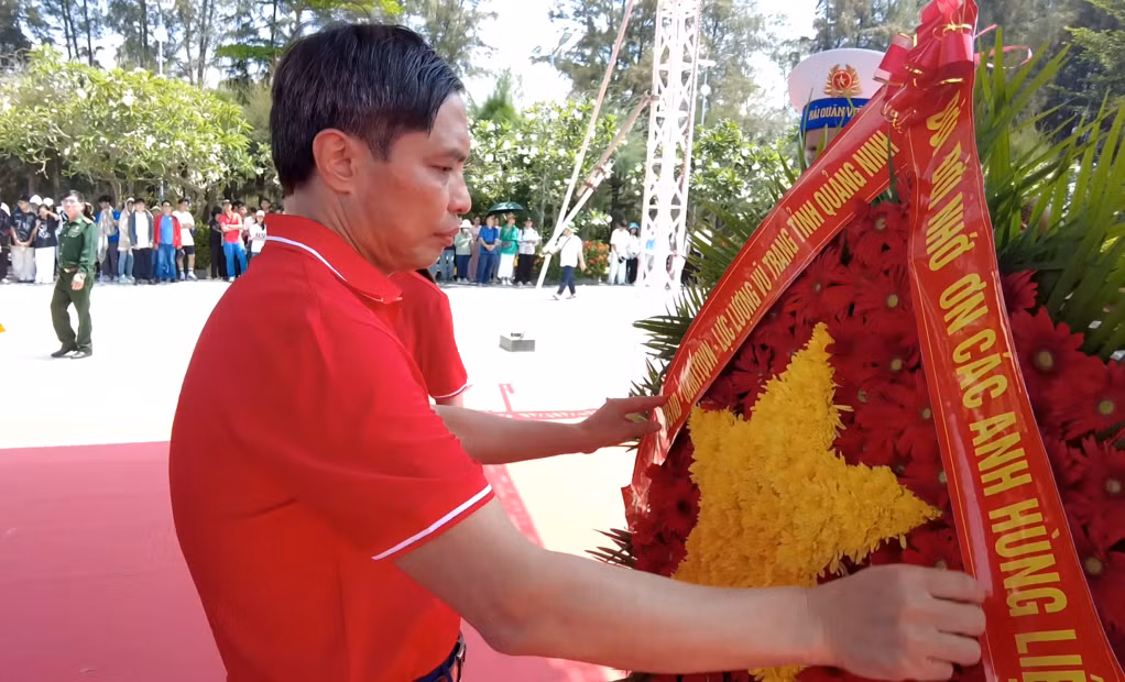 Đồng chí Vũ Văn Diện, Phó Chủ tịch Thường trực UBND tỉnh chỉnh sửa hoa dâng tưởng nhớ các anh hùng liệt sỹ tại Khu tưởng niệm chiến sĩ Gạc Ma
