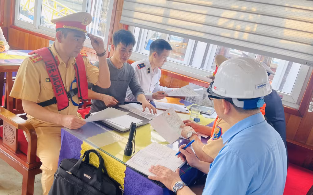 Đội Cảnh sát Đường thủy, phòng CSGT (Công an tỉnh) phối hợp kiểm tra điều kiện an toàn trên các tàu vận tải khách trước khi cấp lệnh rời cảng.