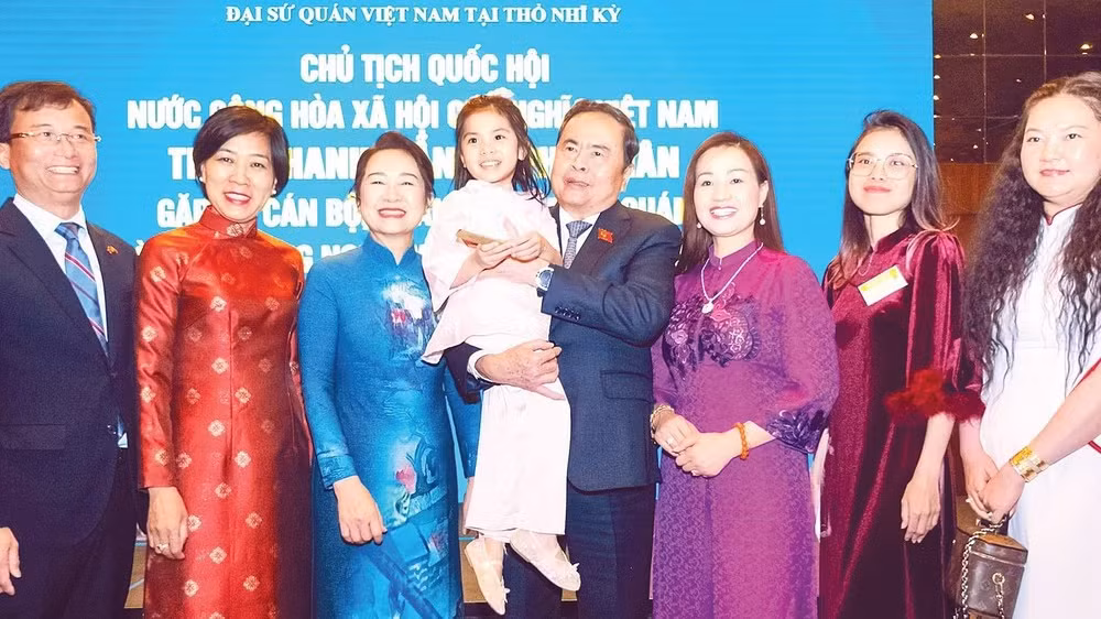 Chủ tịch Quốc hội Trần Thanh Mẫn và Phu nhân cùng Đoàn đại biểu cấp cao Việt Nam với cộng đồng người Việt Nam tại Thổ Nhĩ Kỳ. (Ảnh PHẠM THẮNG)