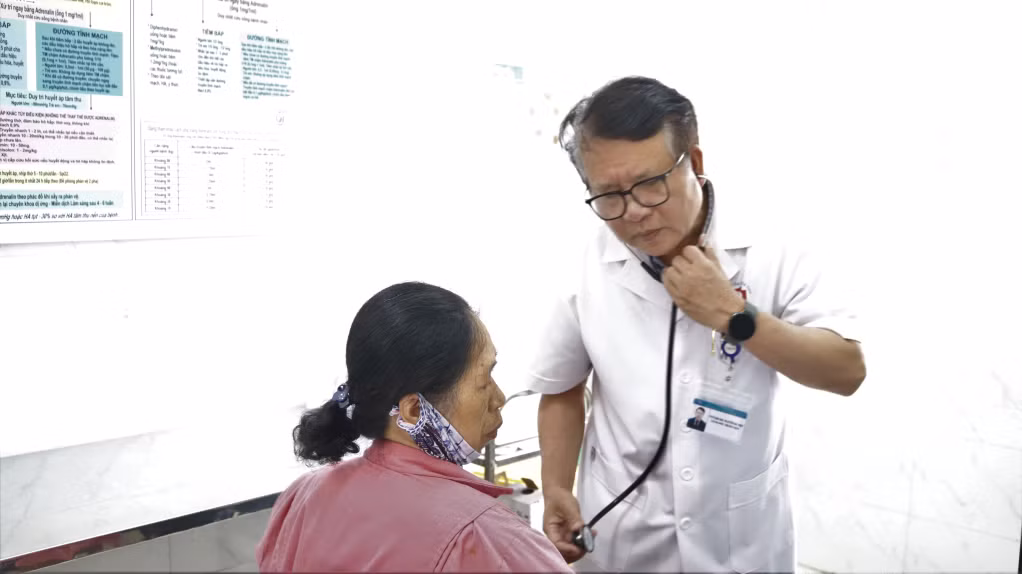 Thạc sĩ, Bác sĩ Chuyên khoa II Nguyễn Bá Việt, Giám đốc Bệnh viện Đa khoa tỉnh Quảng Ninh trực tiếp khám và tư vấn điều trị bệnh cho người dân.