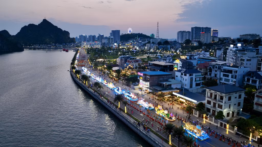 Quang cảnh đoàn diễn nhìn từ trên cao.