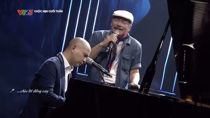 Nhạc sĩ Trần Tiến hát bài “Quê nhà“. Ảnh Nhà sản xuất.