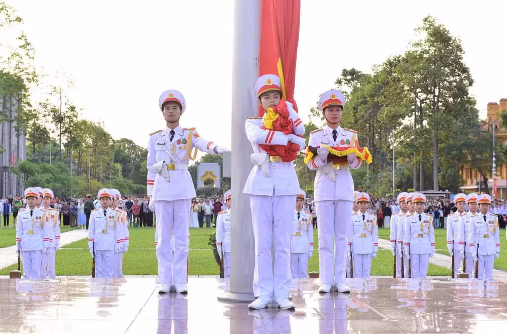 Các chiến sĩ thực hiện nghi thức thượng cờ.