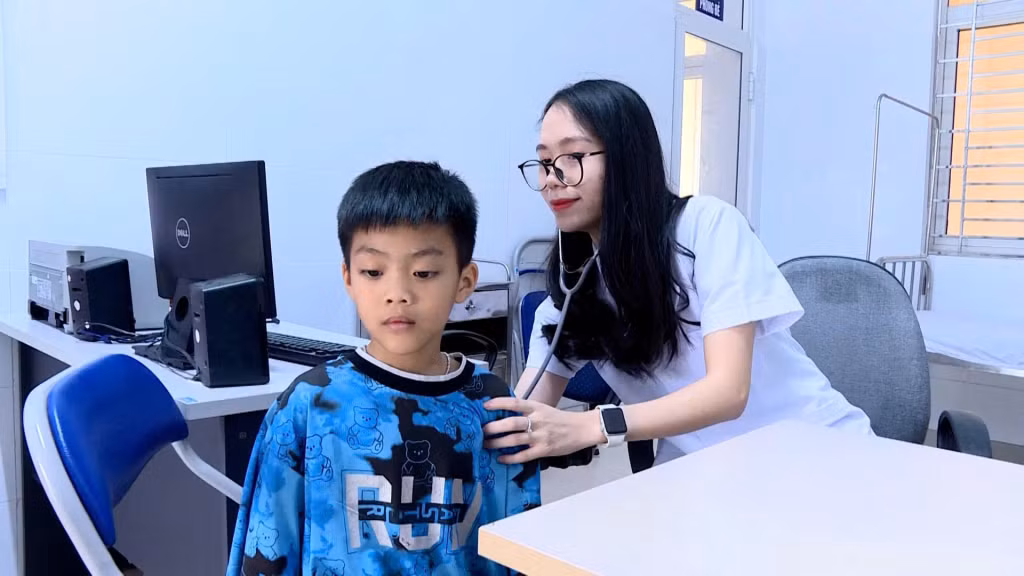 Bác sĩ trẻ được tăng cường về Trạm Y tế phường Móng Cái 2, góp phần nâng cao chất lượng khám, chữa bệnh tại cơ sở.