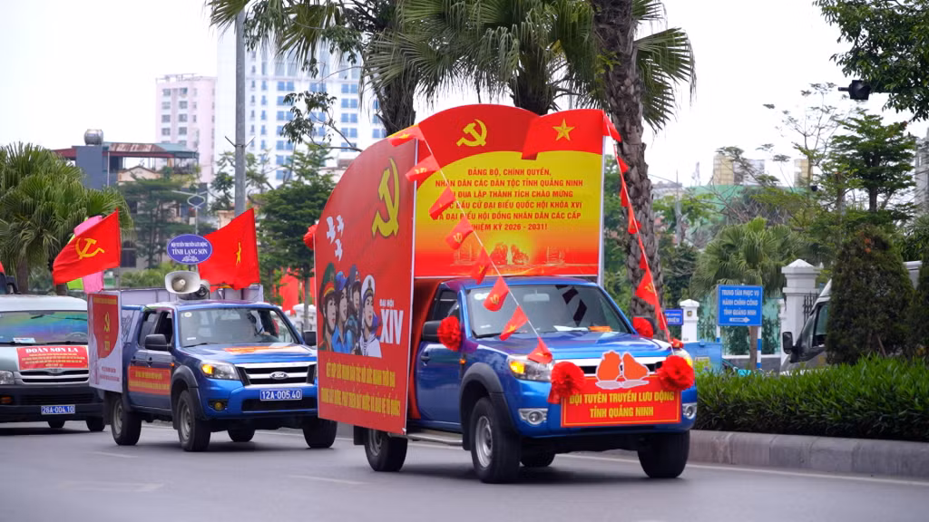 Hoạt động diễu hành xe tuyên truyền trong khuôn khổ Liên hoan các đội tuyên truyền lưu động toàn quốc tại Quảng Ninh. Ảnh: Mai Linh