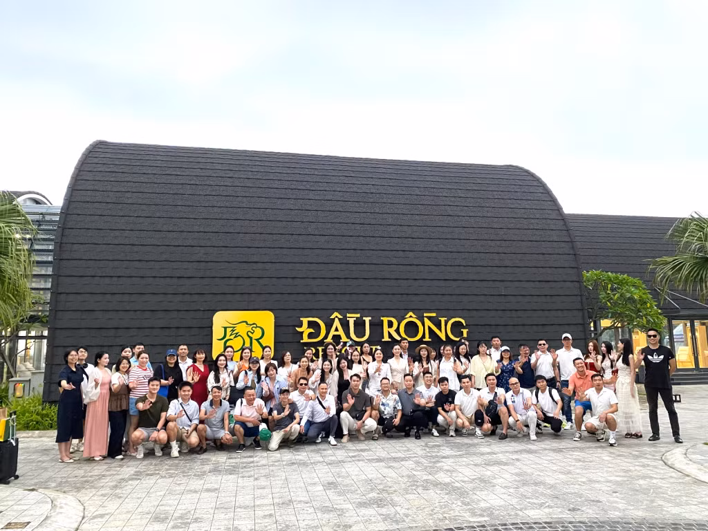 Đoàn chụp hình lưu niệm tại Khu nghỉ dưỡng Đầu Rồng.