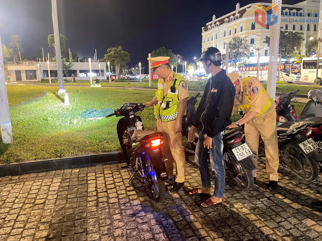 Các trường hợp thanh thiếu niên điều khiển mô tô, xe máy có biểu hiện rồ ga, lạng lách đều được lực lượng QN-14 ngăn chặn, bắt giữ bào đảm an toàn.