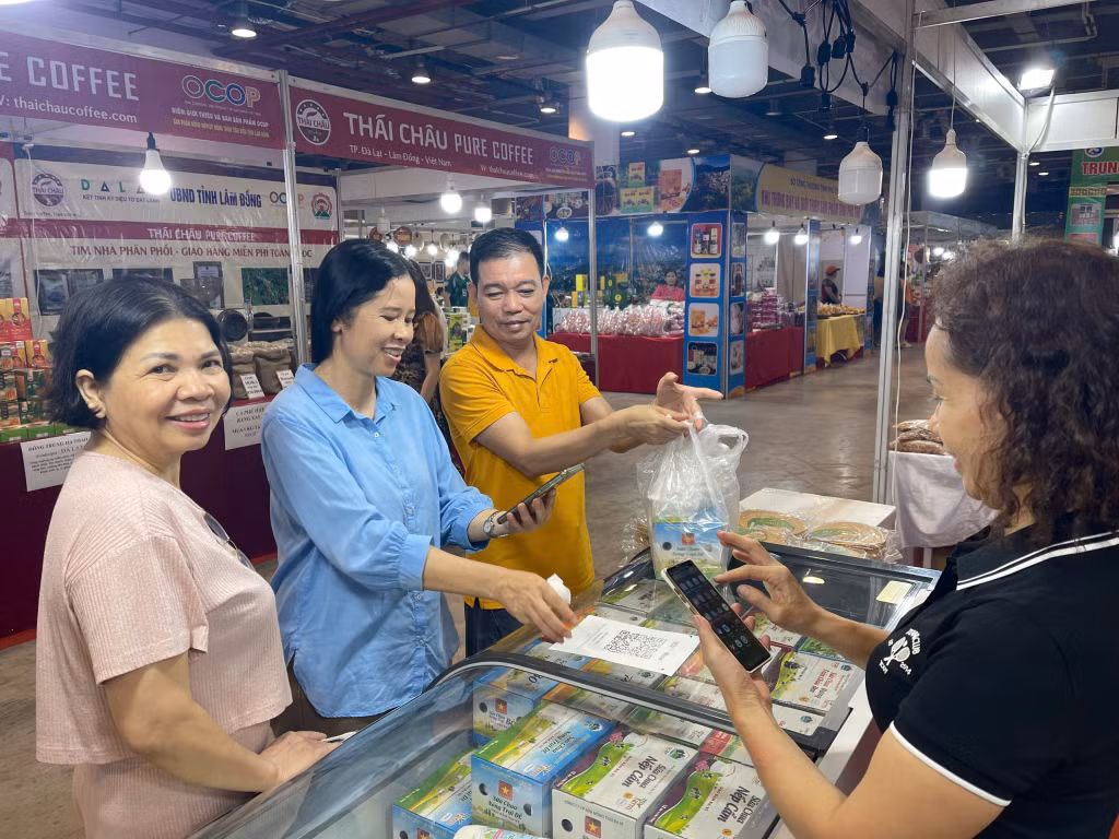 Người dân tới mua sắm tại Hội chợ OCOP Quảng Ninh - Hè 2026.