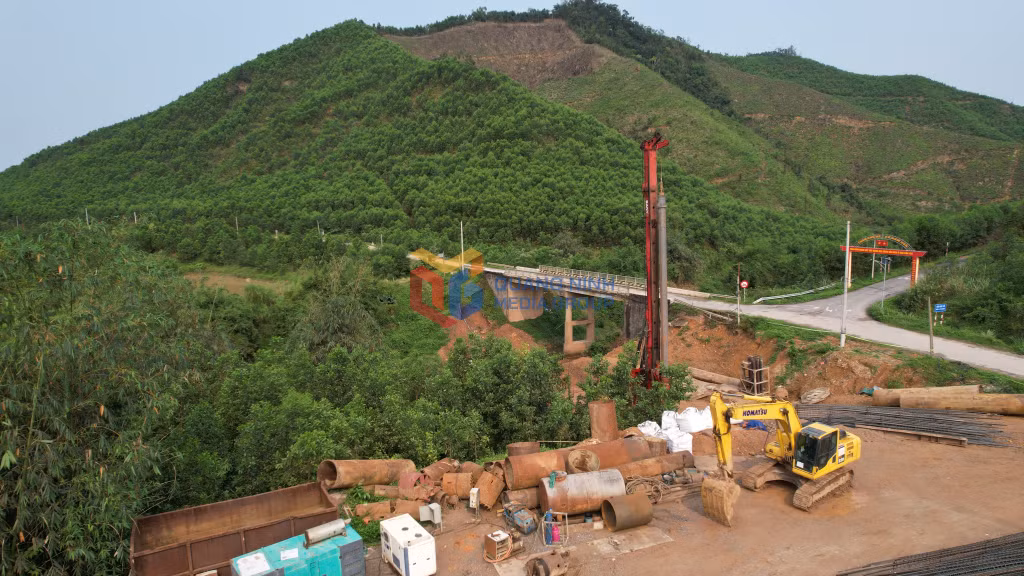 Đơn vị nhà thầu đang tập trung khoan cọc nhồi cầu Khe Hố trên địa bàn xã Ba Chẽ