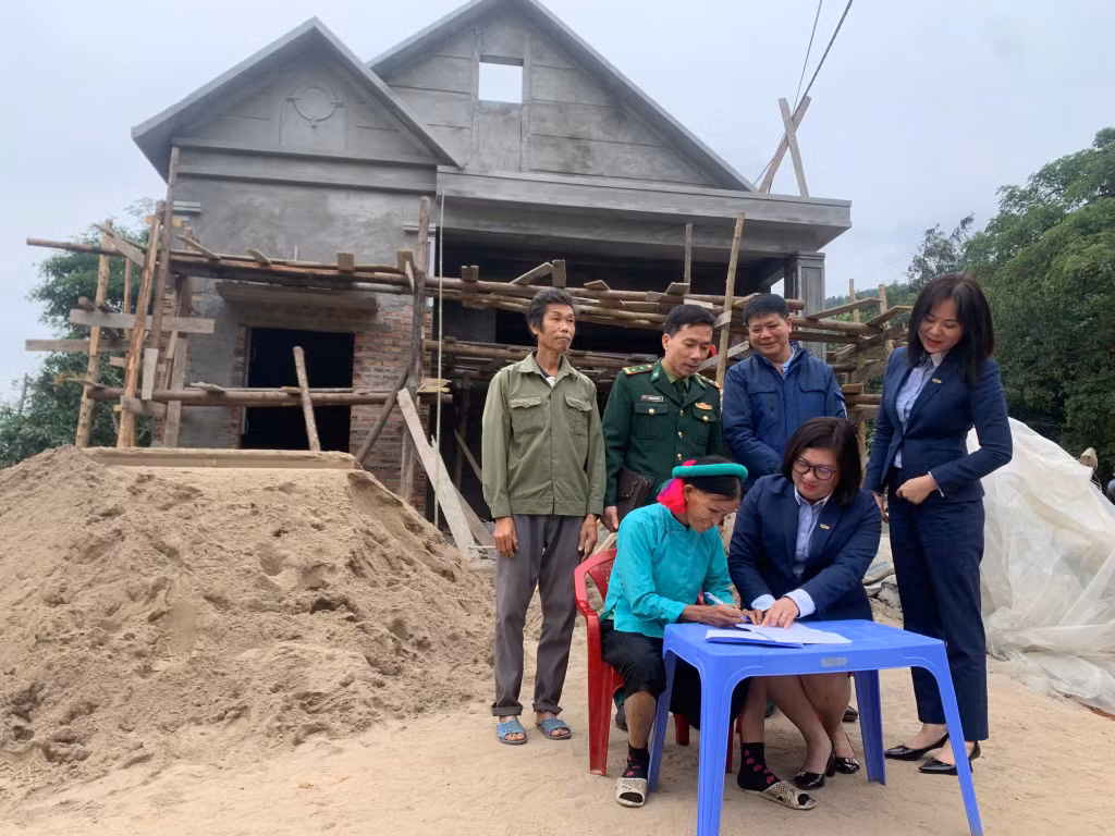 Đồn Biên phòng cửa khẩu Hoành Mô cùng chính quyền địa phương trao kinh phí hỗ trợ xây dựng nhà cho hộ gia đình ông Dương A Sạch, thôn Pắc Pộc, xã Hoành Mô.