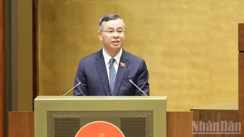Bộ trưởng Tài chính Ngô Văn Tuấn trình bày Tờ trình dự thảo Luật. (Ảnh: DUY LINH)