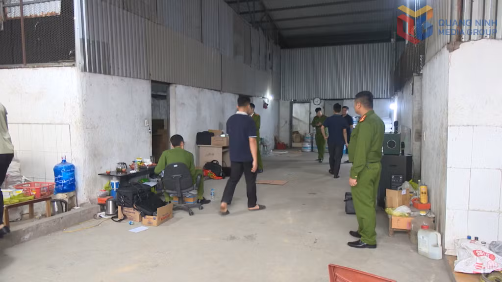 Cơ quan chức năng kiểm tra cơ sở sản xuất dấm tại Công ty TNHH MTV Tuấn Hằng.