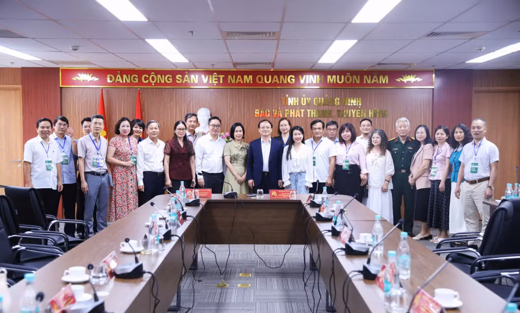 Tổng Giám đốc Đỗ Tiến Sỹ chụp hình lưu niệm cùng hội đồng chung khảo và tiểu ban chấm giải.