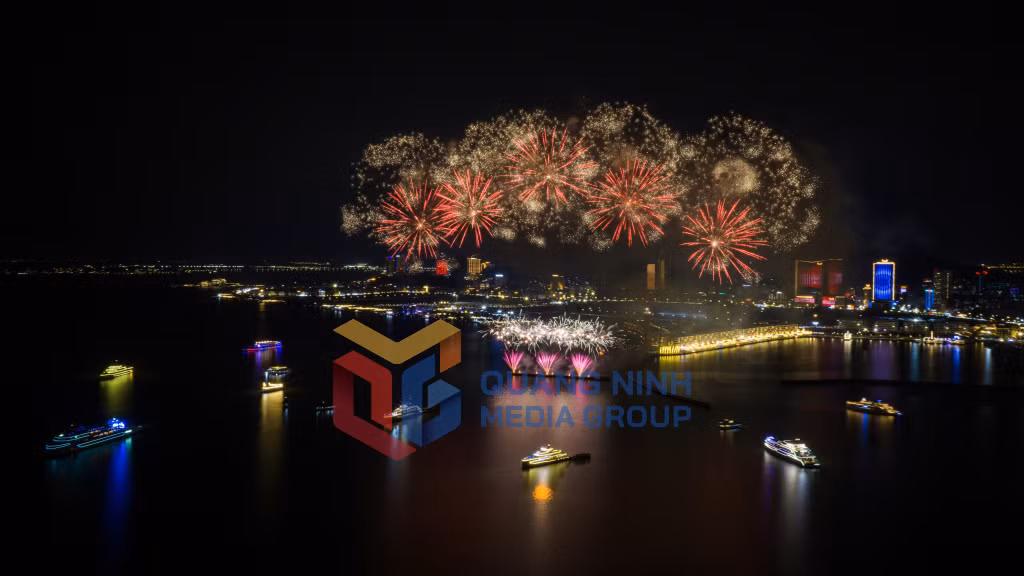 Màn pháo hoa tầm cao tại VUI-Fest Ha Long (4-2026). Ảnh: Thanh Hải