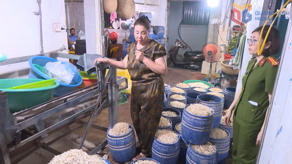 Cơ quan chức năng kiểm tra tại cơ sở sản xuất giá đỗ do đối tượng Ngô Thị Nhự là chủ.