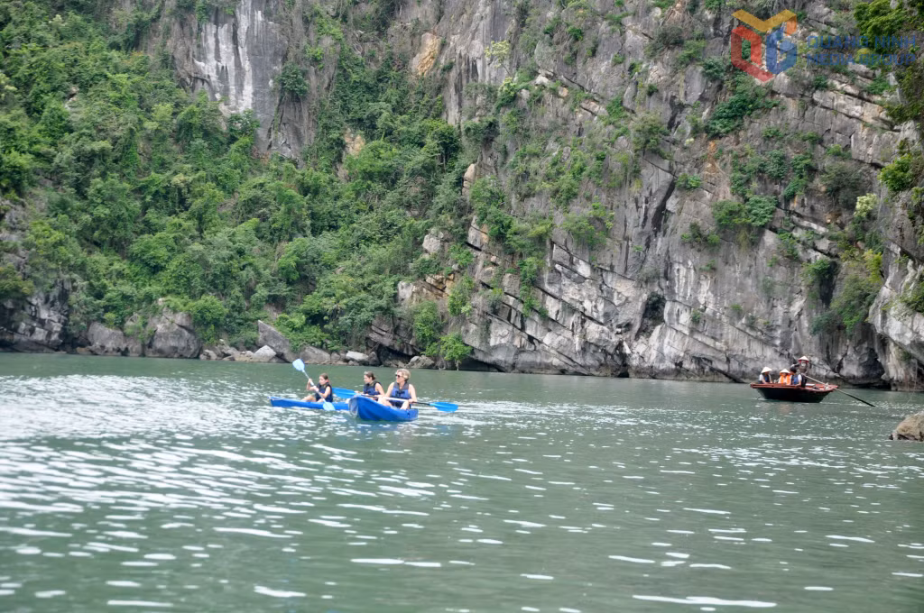 Du khách trải nghiệm kayak và ngồi thuyền nan ngắm cảnh trên vịnh Hạ Long.