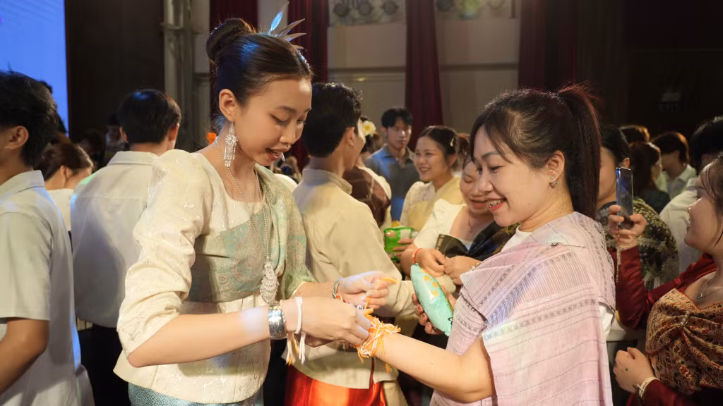 Nghi lễ buộc chỉ cổ tay, cầu mong những điều may mắn, an lành trong năm mới.