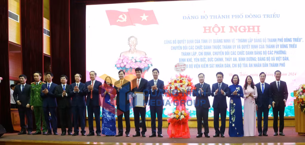 Các đồng chí lãnh đạo tỉnh tặng hoa chúc mừng Ban Thường vụ Thành ủy Đông Triều (11-2024). Ảnh: Nguyễn Thanh