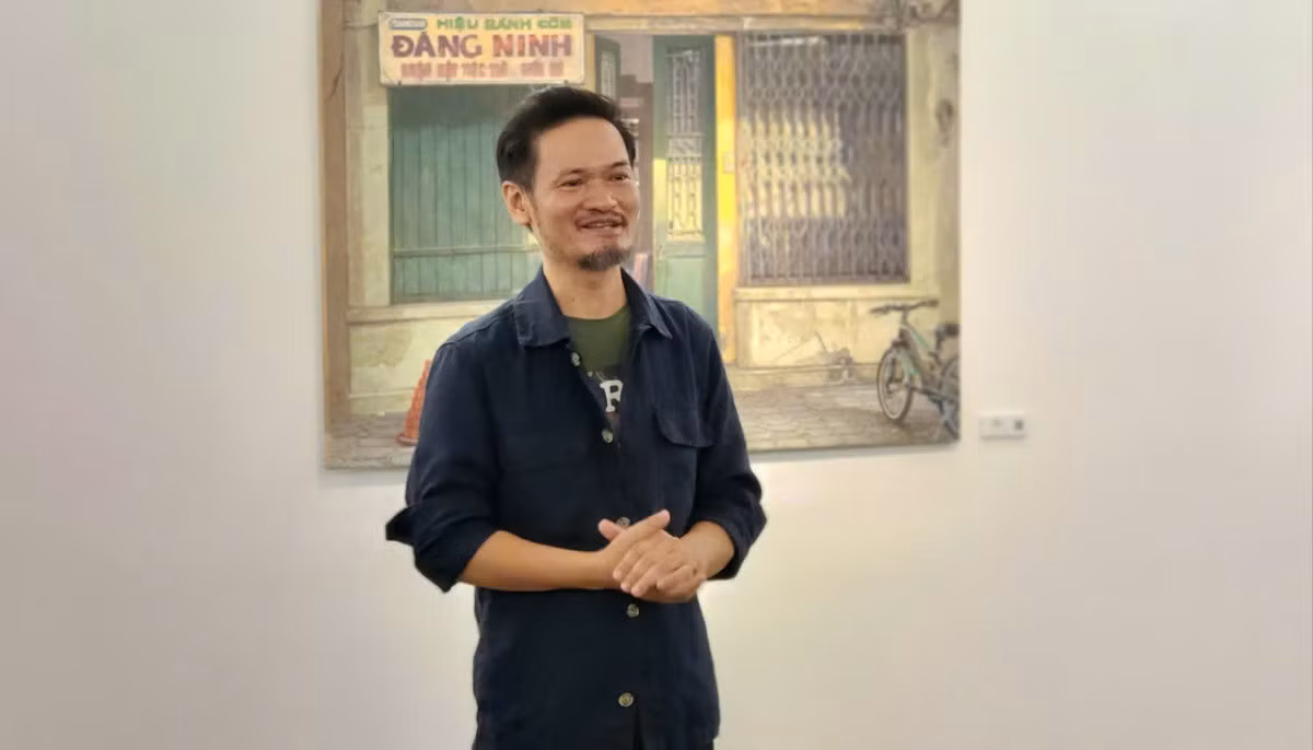 Họa sĩ Phạm Bình Chương ở khai mạc sự kiện, hôm 1/11. Anh 51 tuổi, là Thạc sĩ chuyên ngành hội họa, giảng viên tại trường Đại học Mỹ thuật Việt Nam. Tác giả từng tổ chức năm triển lãm cùng đề tài Hà Nội, gồm Xuống phố 1, Xuống phố 2, Xuống phố 3, Câu chuyện bên lề đường, Golden Palace.