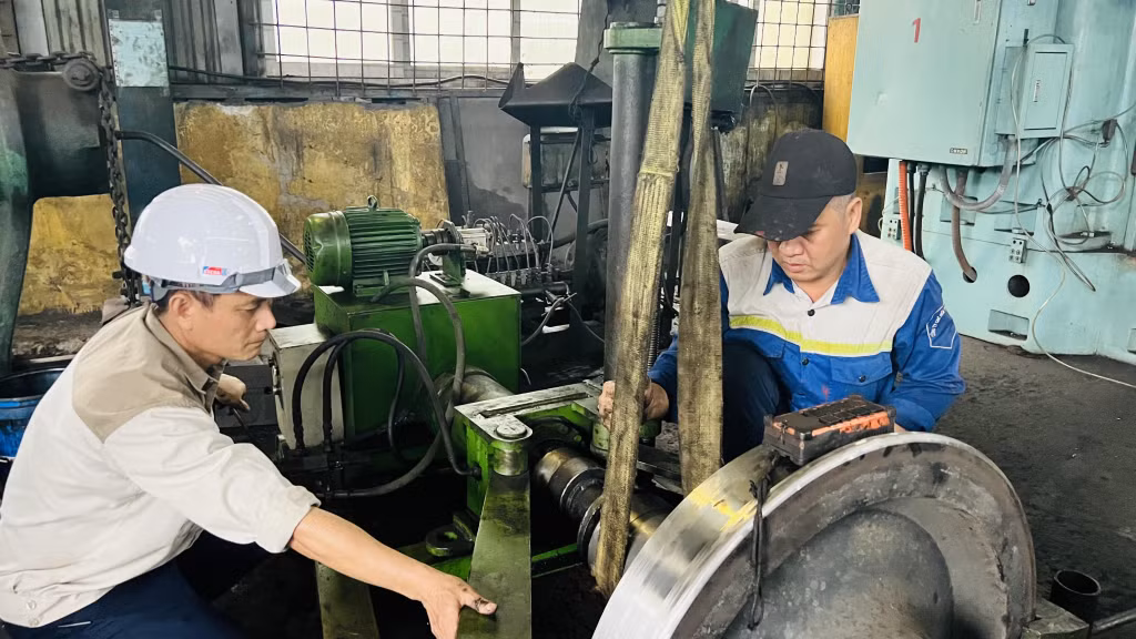 Anh Mai Văn Quyền, Phó quản đốc Phân xưởng sản xuất, Đội trưởng Đội cơ khí, Công ty CP Cơ khí Hòn Gai - Vinacomin là 1 trong số 95 công nhân được tôn vinh công nhân tiên tiến tiêu biểu.