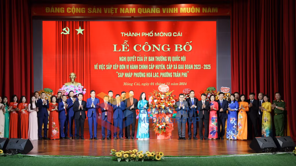 2024-11_Móng Cái Công bố Nghị quyết của Ủy ban Thường vụ Quốc hội về sáp nhập phường Trần Phú và phường Hòa Lạc- Lãnh đạo TP Móng Cái tặng hoa chúc mừng. Ảnh: Hữu Việt