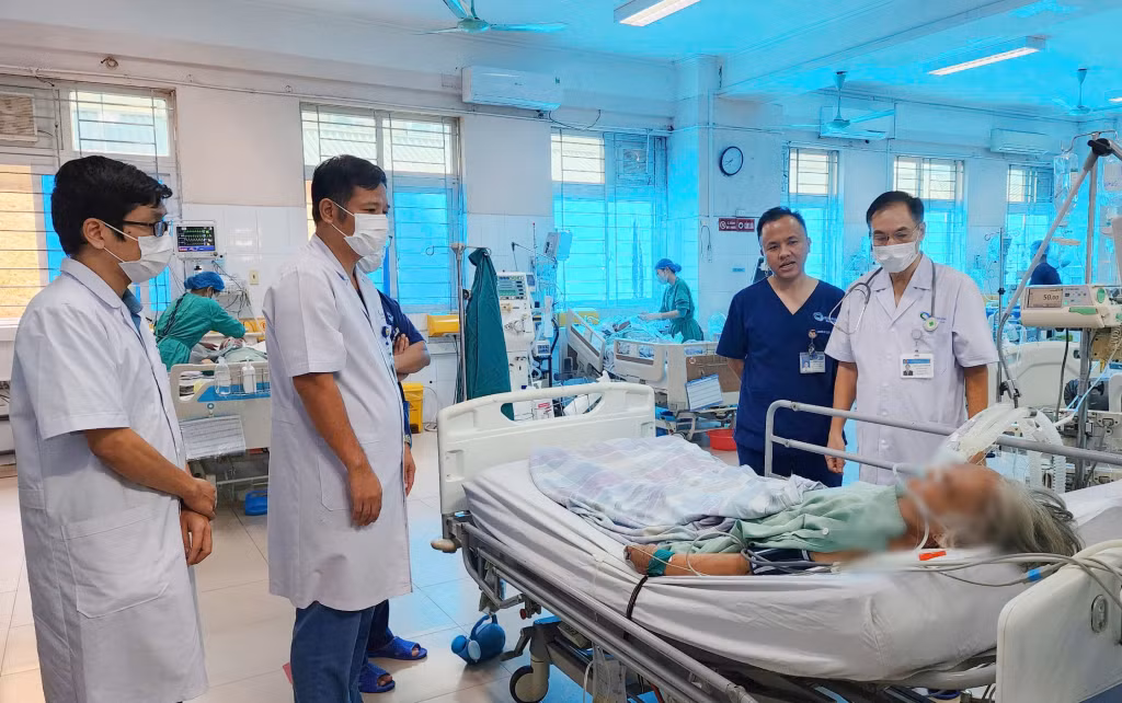 Thầy thuốc ưu tú, bác sĩ CKI Đỗ Văn Thịnh (Phó Giám đốc Bệnh viện Bãi Cháy) trực tiếp hướng dẫn "cầm tay chỉ việc" về chuyên môn cho đội ngũ y, bác sĩ hồi sức tích cực của Bệnh viện.