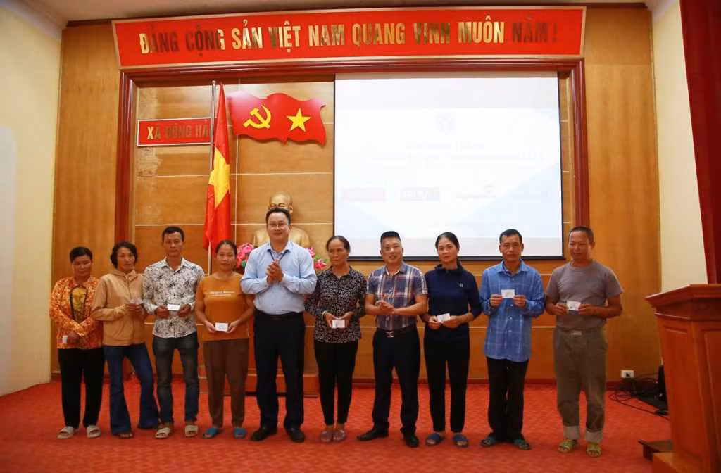 Lãnh đạo BHXH huyện Tiên Yên trao tặng thẻ BHYT cho các hộ dân có hoàn cảnh khó khăn bị ảnh hưởng bởi bão số 3. Ảnh: Trần Hoàn (CTV)