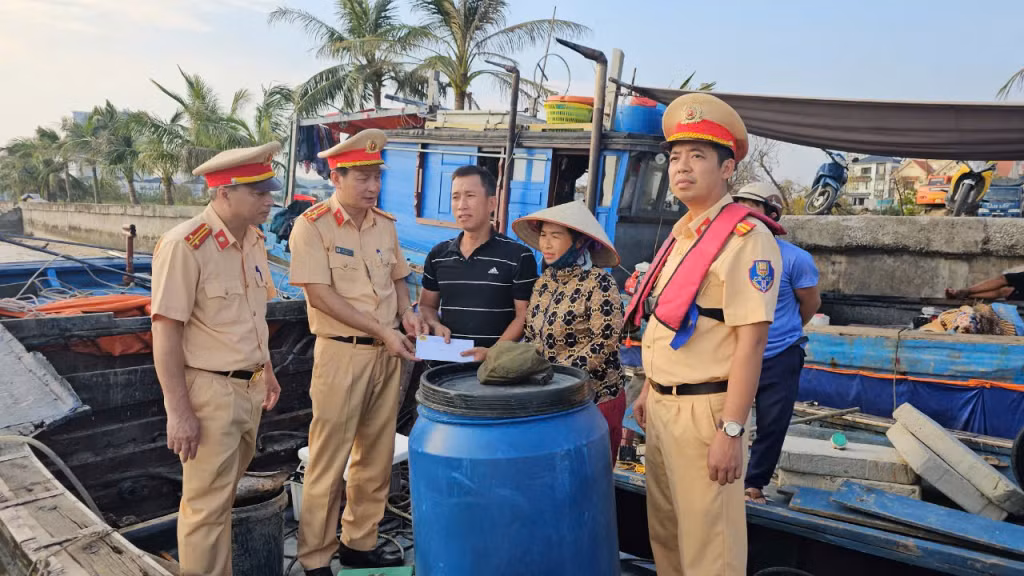 Phòng CSGT Công an tỉnh tặng quà cho gia đình ngư dân bị đắm tàu trong cơn bão số 3.