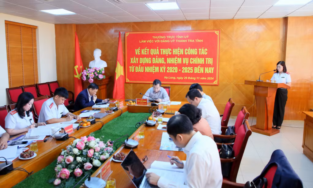 Đại diện lãnh đạo Đảng uỷ Thanh tra tỉnh báo cáo nhanh kết quả công tác xây dựng Đảng và nhiệm vụ chính trị của Thanh tra tỉnh từ đầu nhiệm kỳ đến nay.