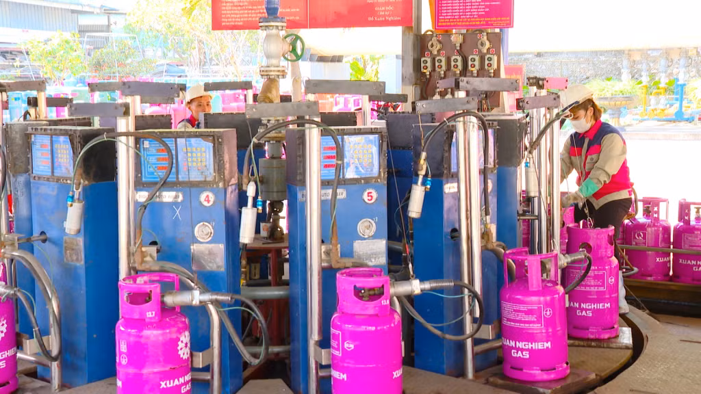 Dây chuyền chiết nạp gas tự động của Công ty Xuân Nghiêm hoạt động hết công suất dịp cuối năm.