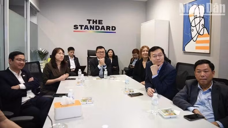 Đoàn đại biểu VJA thăm toà soạn The Standard.