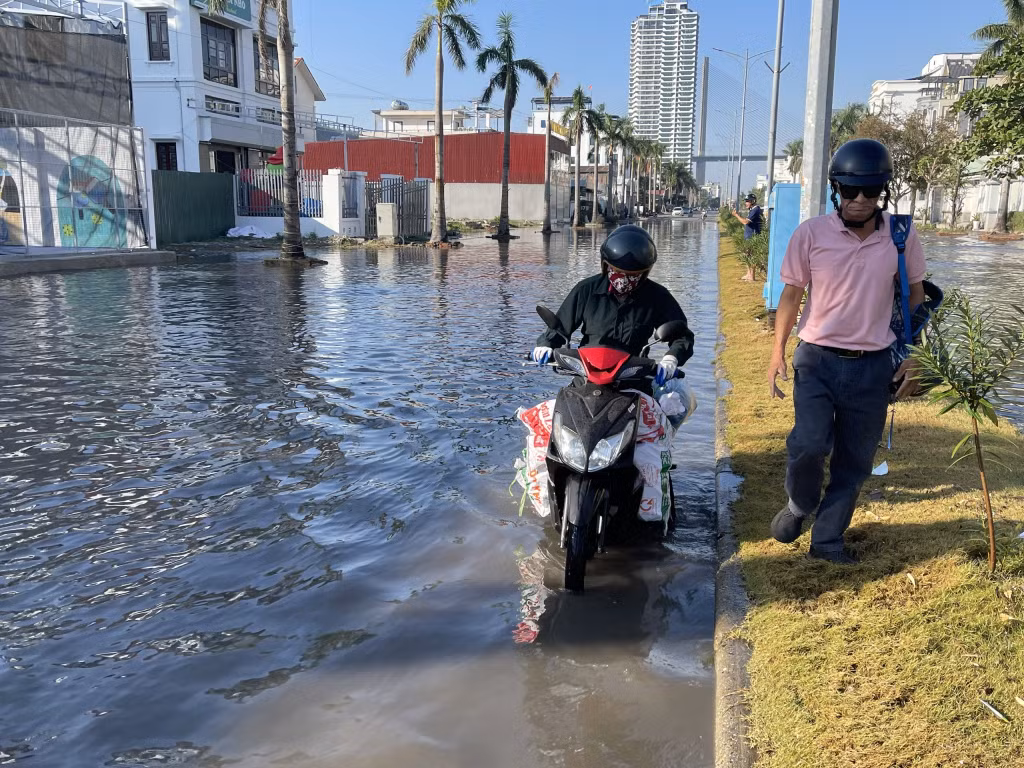 Việc đi lại của người dân xung quanh khu vực này hết sức khó khăn...