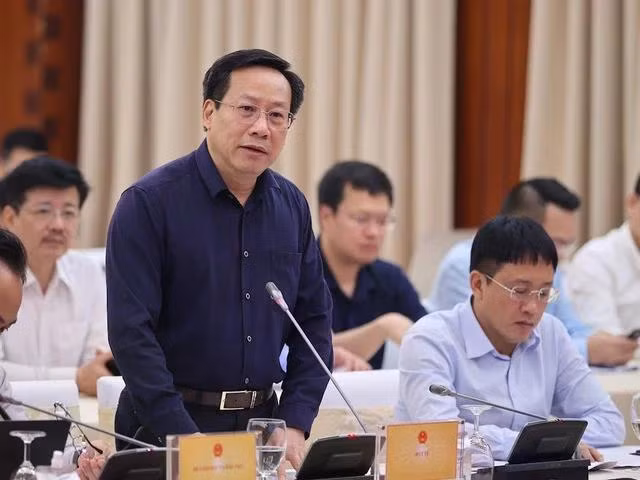 Thứ trưởng Y tế Lê Đức Luận thông tin tới báo chí về tiến độ giải quyết vướng mắc liên quan đến 2 dự án Bệnh viện Việt Đức và Bệnh viện Bạch Mai cơ sở 2. Ảnh: VGP/Nhật Bắc