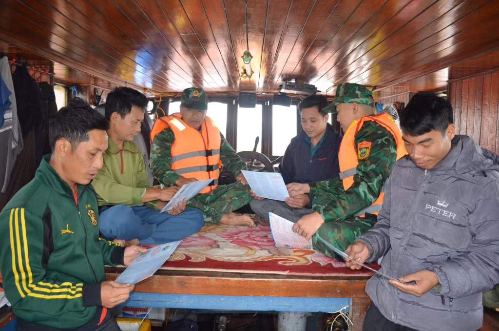Cán bộ Trạm Mũi Ngọc (Đồn Biên phòng Trà Cổ) tuyên truyền pháp luật cho người dân trên địa bàn. Ảnh: Thu Uyên