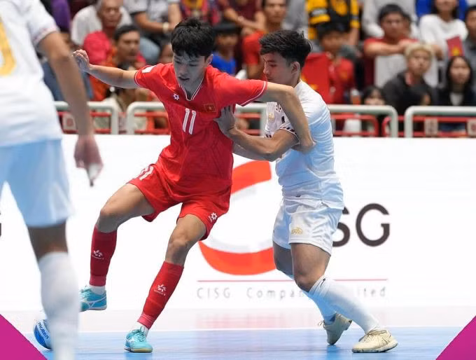 Ala Vũ Ngọc Ánh (trái) trong trận Việt Nam thua Indonesia 0-2 ở chung kết futsal AFF Cup 2024. Ảnh: FFI