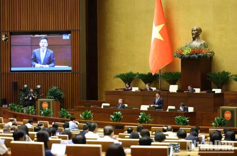 Bộ trưởng Công thương Nguyễn Hồng Diên phát biểu tại phiên họp. (Ảnh: DUY LINH)