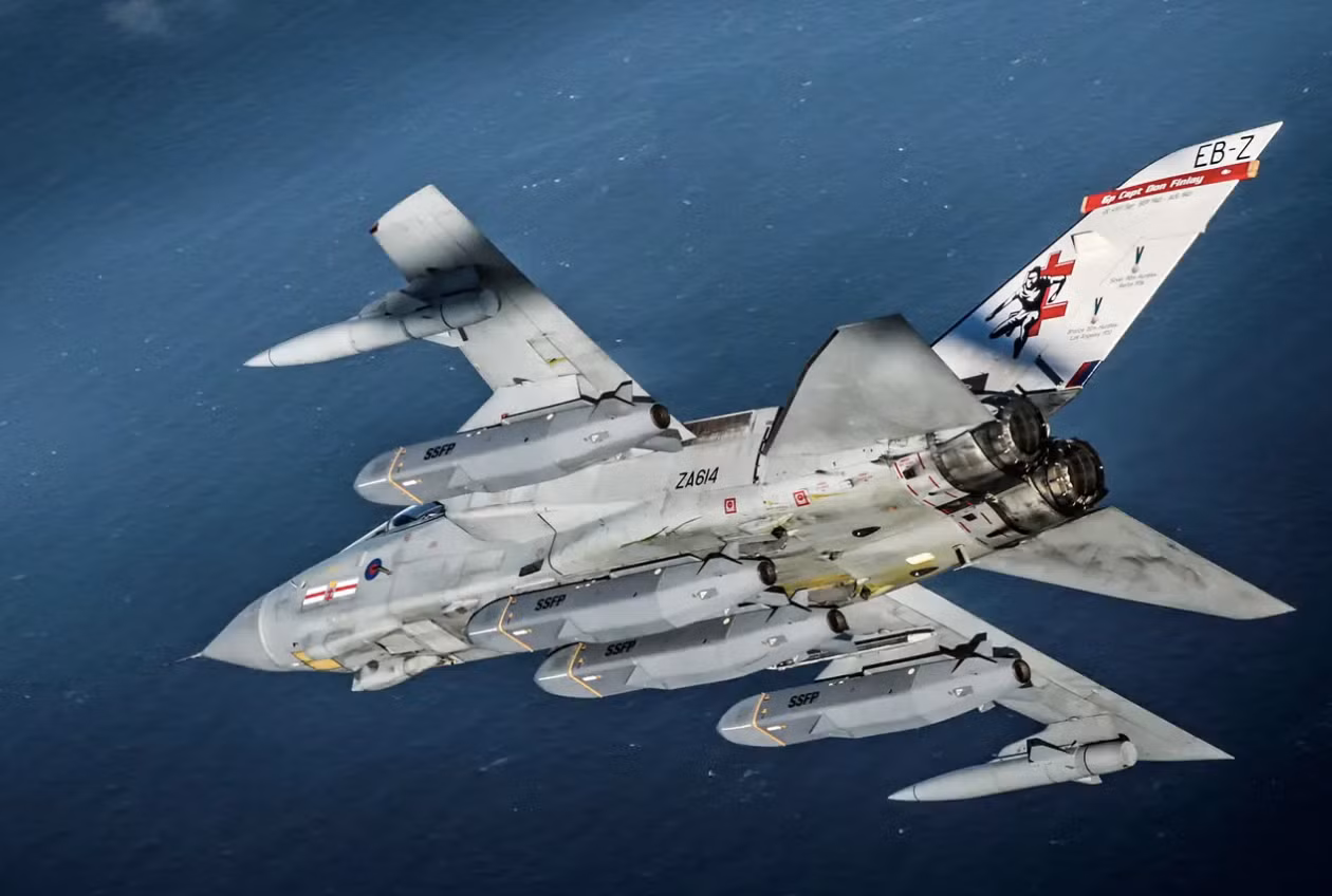 Một chiếc Tornado GR4 của Không quân Hoàng gia Anh mang theo 4 tên lửa Storm Shadow trong một cuộc thử nghiệm trên Đại Tây Dương. Ảnh: Bộ Quốc phòng Anh