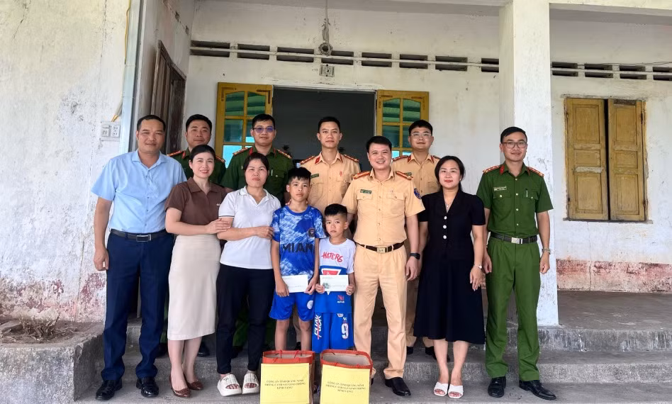 Lãnh đạo và CBCS Phòng CSGT thăm, tặng quà cho 2 em Đỗ Đức Long, Đỗ Đức Lương (xã Hạ Long, huyện Vân Đồn).