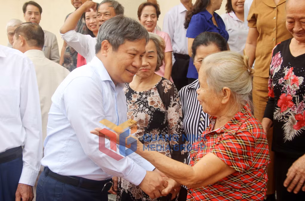 Đồng chí Vũ Đại Thắng, Ủy viên Trung ương Đảng, Bí thư Tỉnh ủy, trao đổi cùng các đảng viên Chi bộ khu phố 1, phường Giếng Đáy, TP Hạ Long. Ảnh: Mạnh Trường