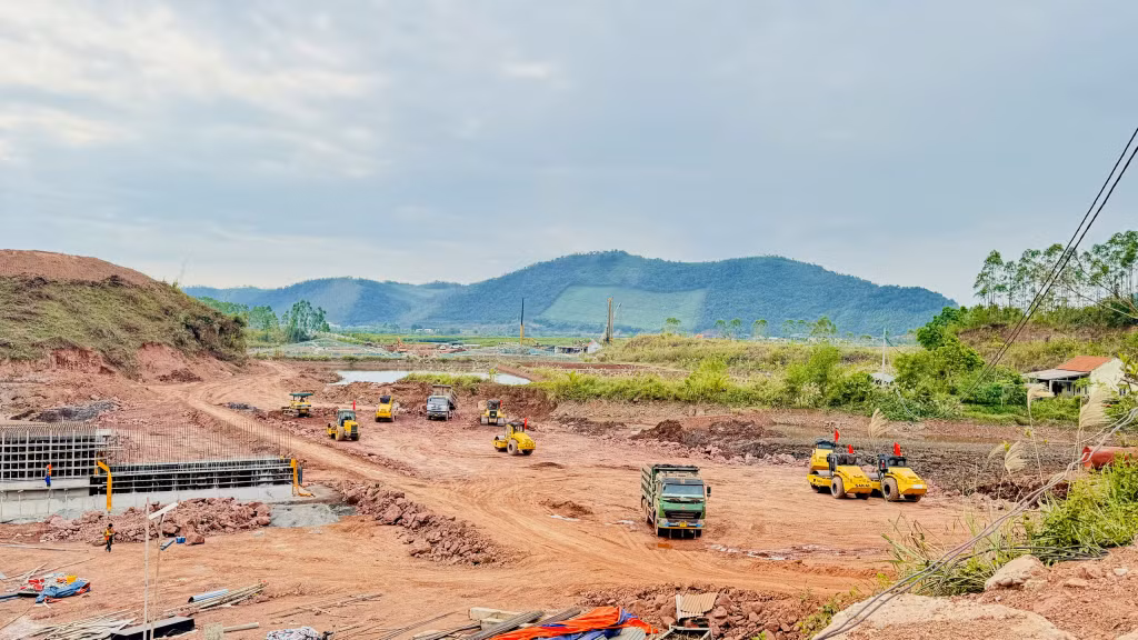 Đơn vị nhà thầu huy động máy móc thi công đắp nền K95, K98 trên tuyến đường kết nối từ Quốc lộ 4B đến QL18. Ảnh: Mạnh Trường