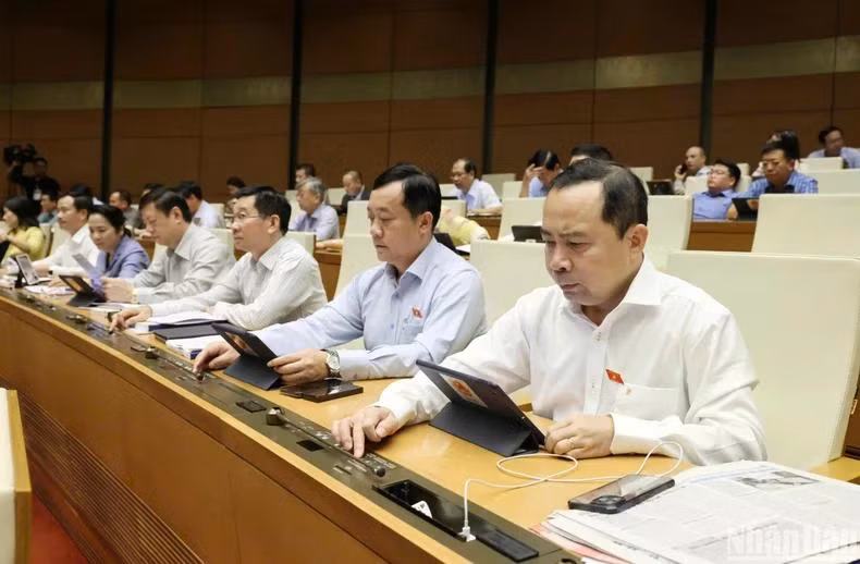 Quốc hội biểu quyết thông qua Nghị quyết về dự toán ngân sách nhà nước năm 2025. Ảnh: DUY LINH